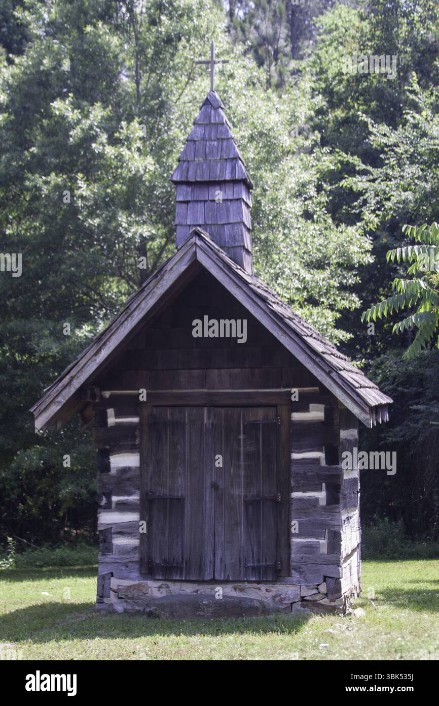 Questa piccola chiesa a lato della strada a Gibsonville, North Carolina, può essere di piccole dimensioni, ma è grande sul fascino e sempre aperta per una tranquilla riflessione. Foto Stock