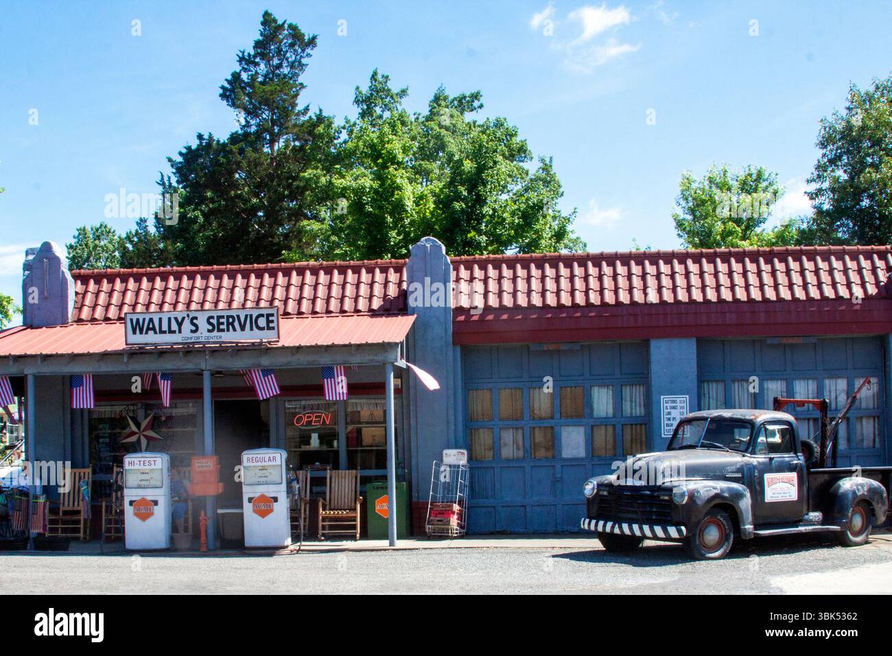 La stazione di servizio di Wally a Mount Airy, NC, ricrea il garage dell'Andy Griffith Show nella vera città natale della star. Foto Stock