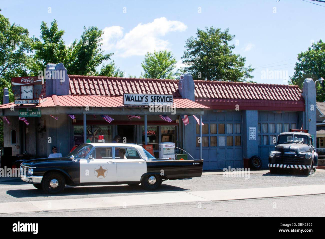La stazione di servizio di Wally a Mount Airy, NC, ricrea il garage dell'Andy Griffith Show nella vera città natale della star. Foto Stock