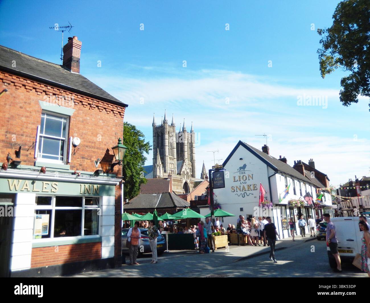 Pittoresca scena di British Street con cattedrale e vivace atmosfera all'aperto. Lincoln, Inghilterra Foto Stock