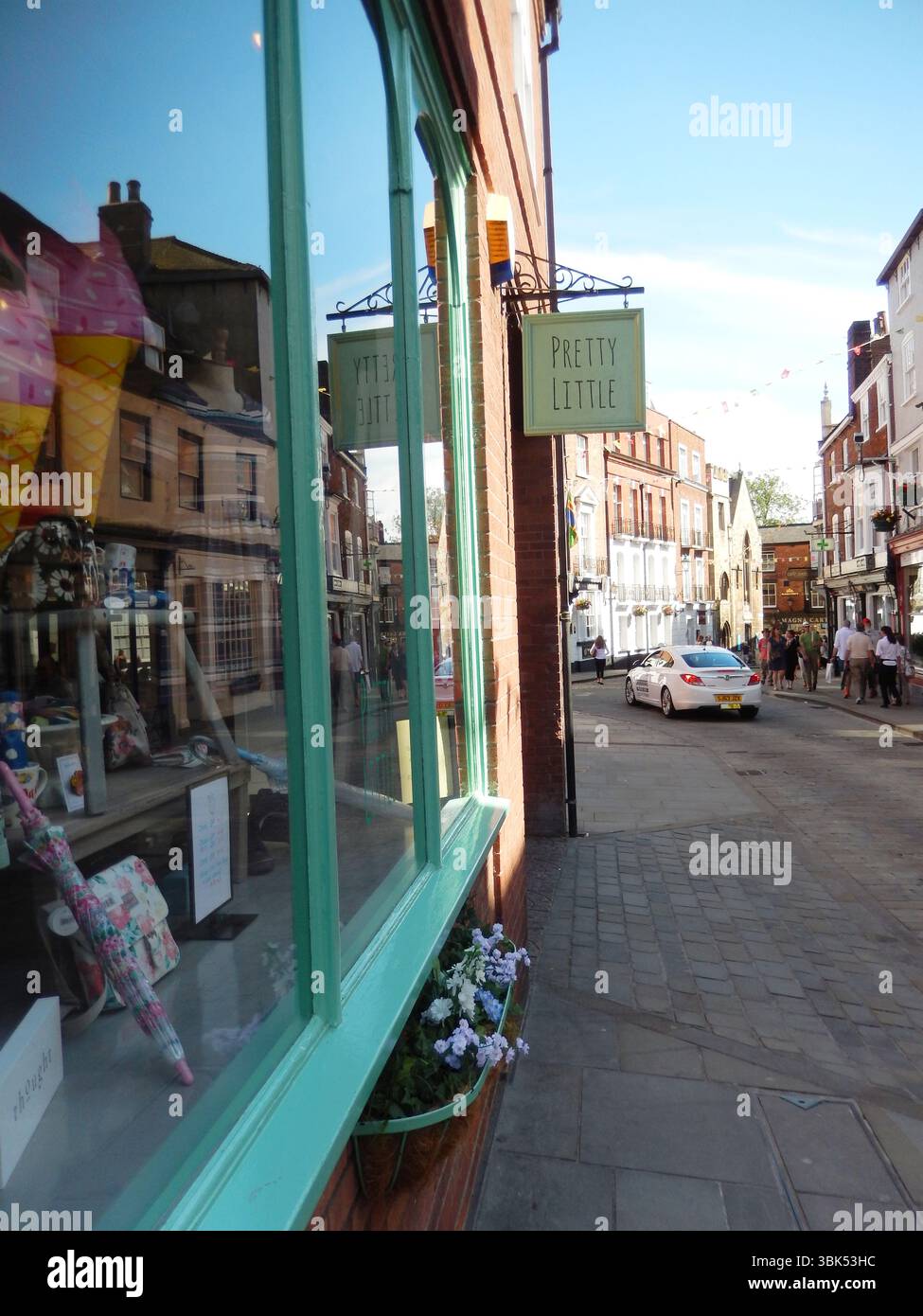 Affascinante strada con boutique e riflessioni in un ambiente storico. Lincoln, Inghilterra Foto Stock