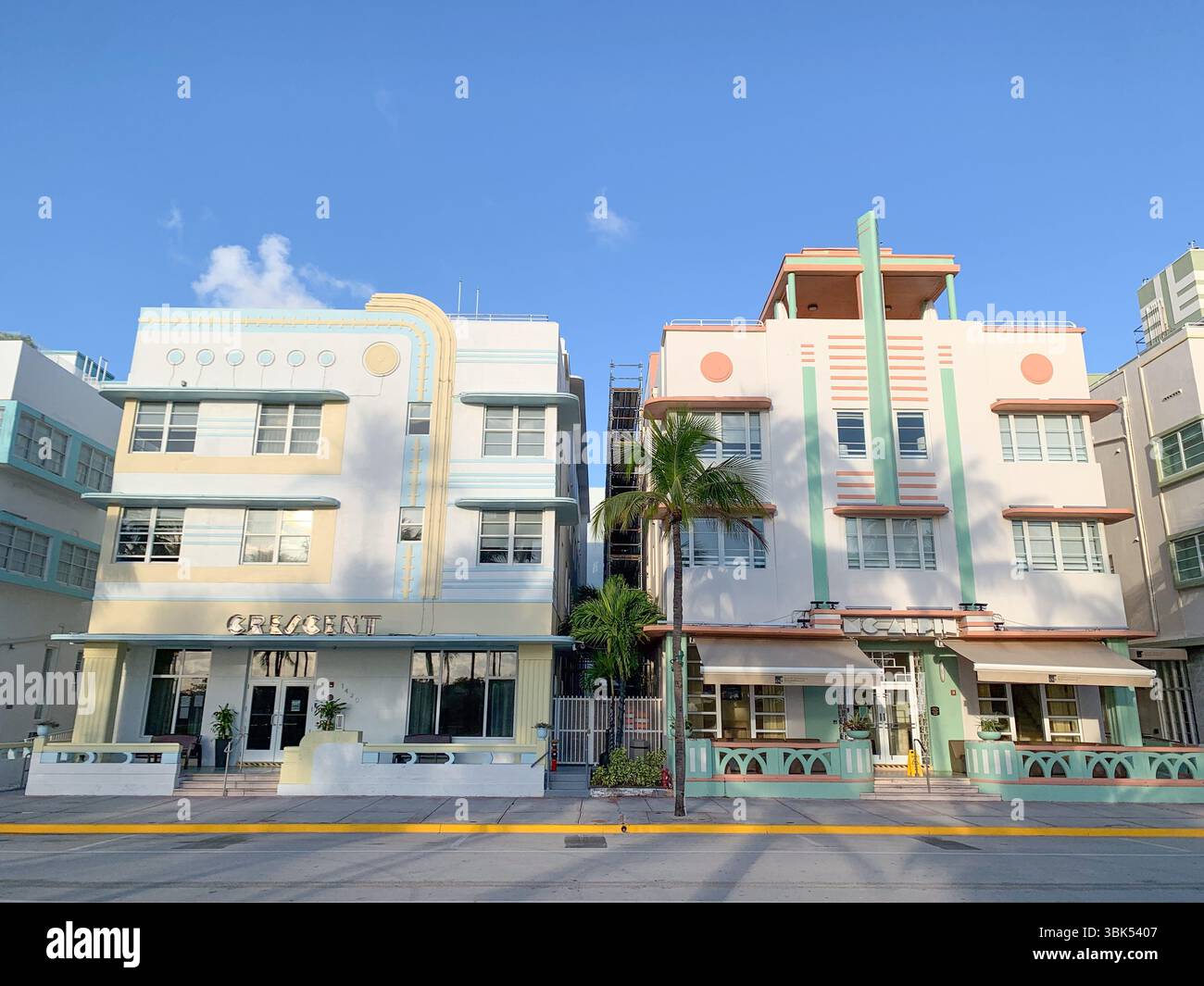 I vivaci edifici Art Deco fiancheggiano l'iconica Ocean Drive a Miami Beach, Florida. Colori pastello classici, linee geometriche e vibrazioni tropicali Foto Stock