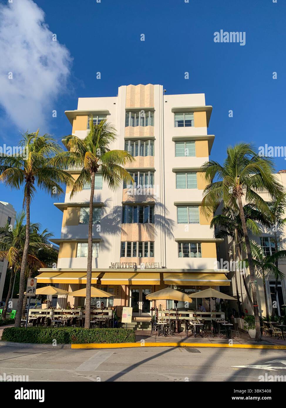 I vivaci edifici Art Deco fiancheggiano l'iconica Ocean Drive a Miami Beach, Florida. Colori pastello classici, linee geometriche e vibrazioni tropicali Foto Stock