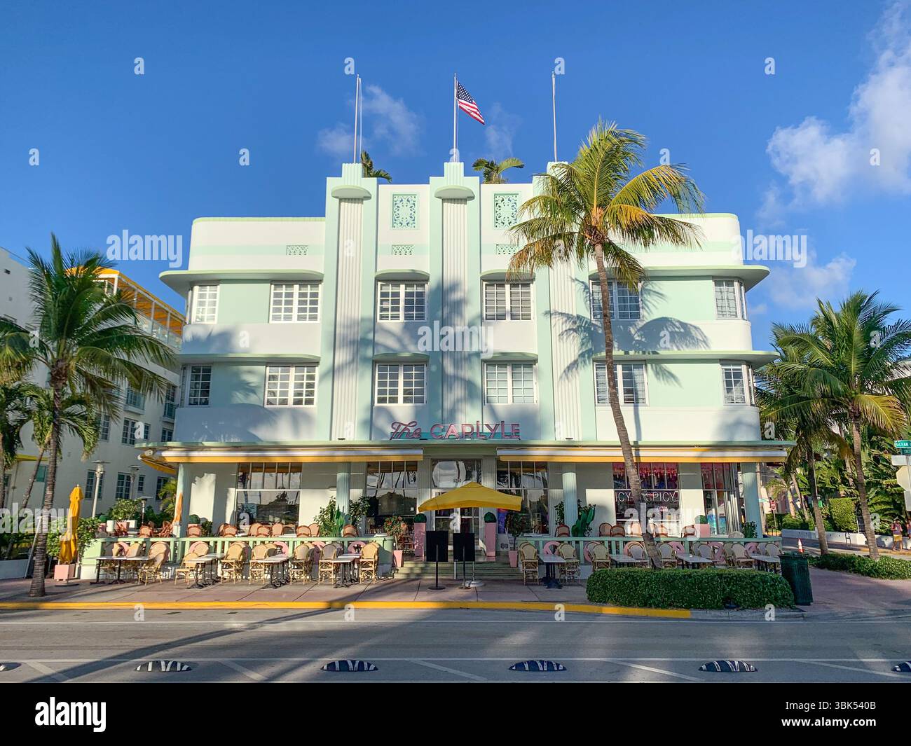 I vivaci edifici Art Deco fiancheggiano l'iconica Ocean Drive a Miami Beach, Florida. Colori pastello classici, linee geometriche e vibrazioni tropicali Foto Stock