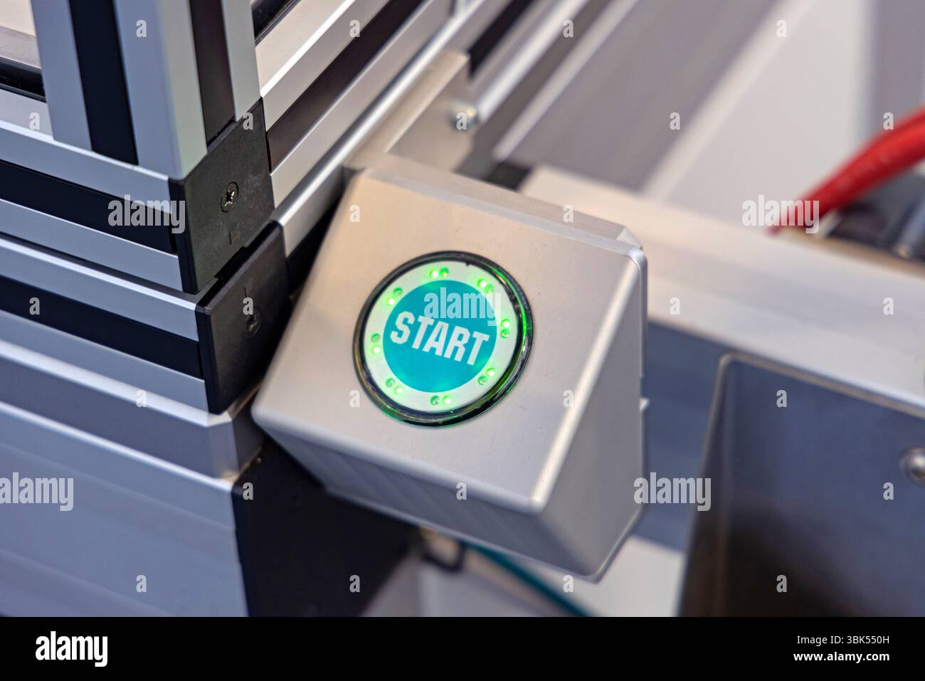 Grande macchinario di alimentazione elettrica LED Push Start a pulsante verde Foto Stock