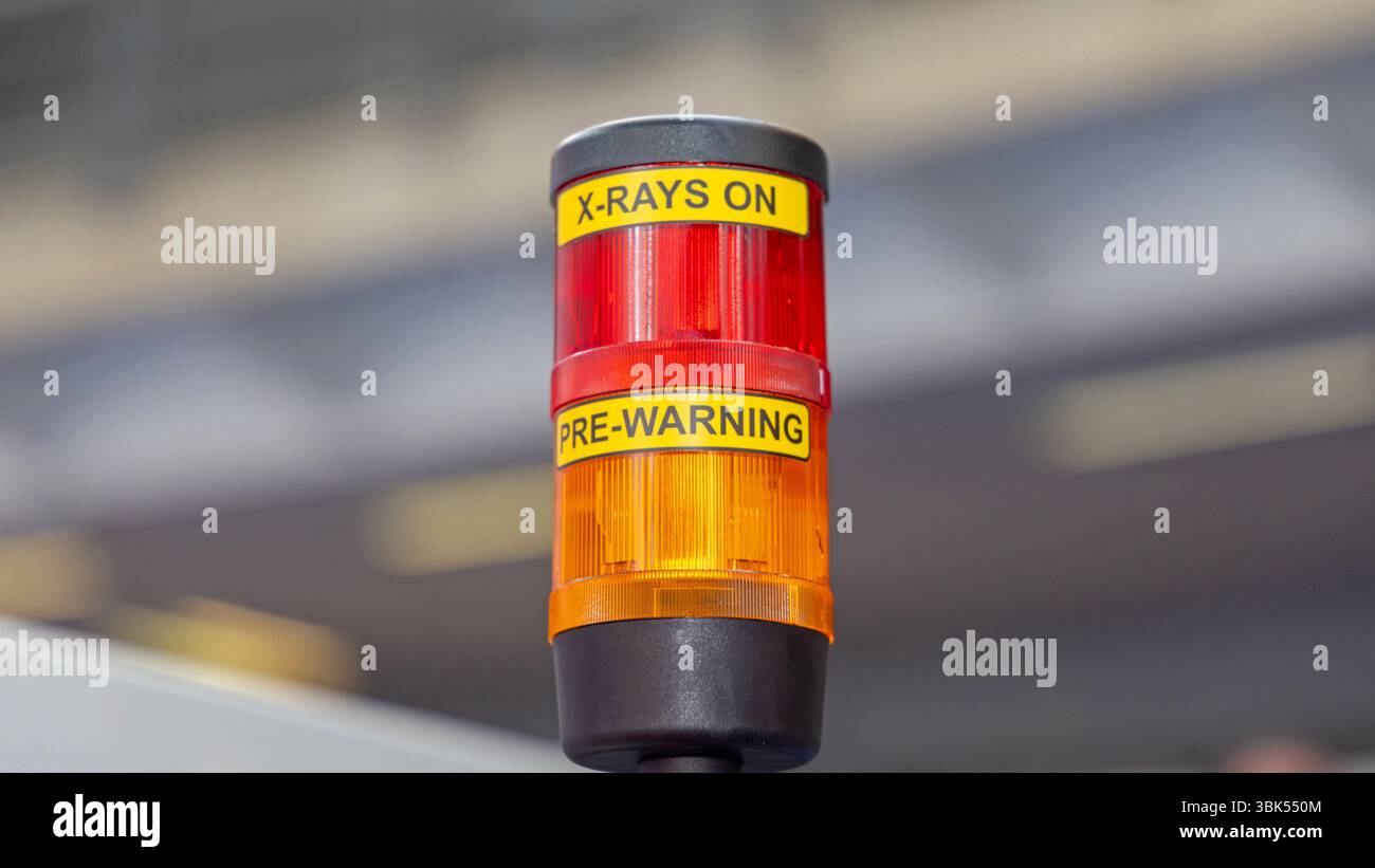 Allarme rosso e ambra segnale di pre-avvertenza X raggi attivi sulla macchina Foto Stock