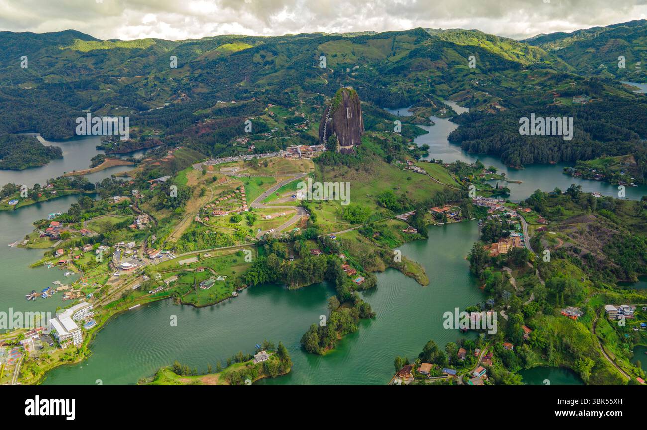 Splendida vista aerea di Guatape, con paesaggi vivaci, vegetazione lussureggiante e l'iconica pietra di Peñol in mezzo a acque tranquille. Foto Stock