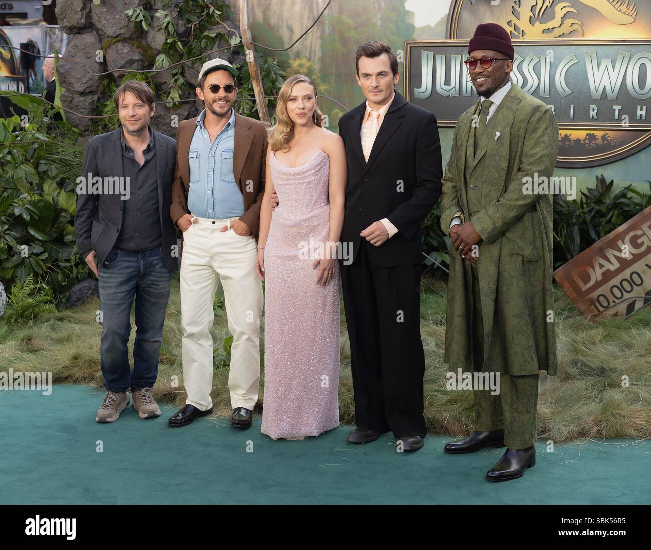 Londra, Regno Unito.17 giugno 2025. (L-R) Gareth Edwards, Jonathan Bailey, Scarlett Johannson, Rupert Friend e Mahershala Ali partecipano alla prima mondiale di JURASSIC WORLD REBIRTH per conto della Universal Pictures all'Odeon Luxe, Leicester Square, 17 giugno 2025 a Londra, Inghilterra, Regno Unito. Credito: S.A.M./Alamy Live News Foto Stock