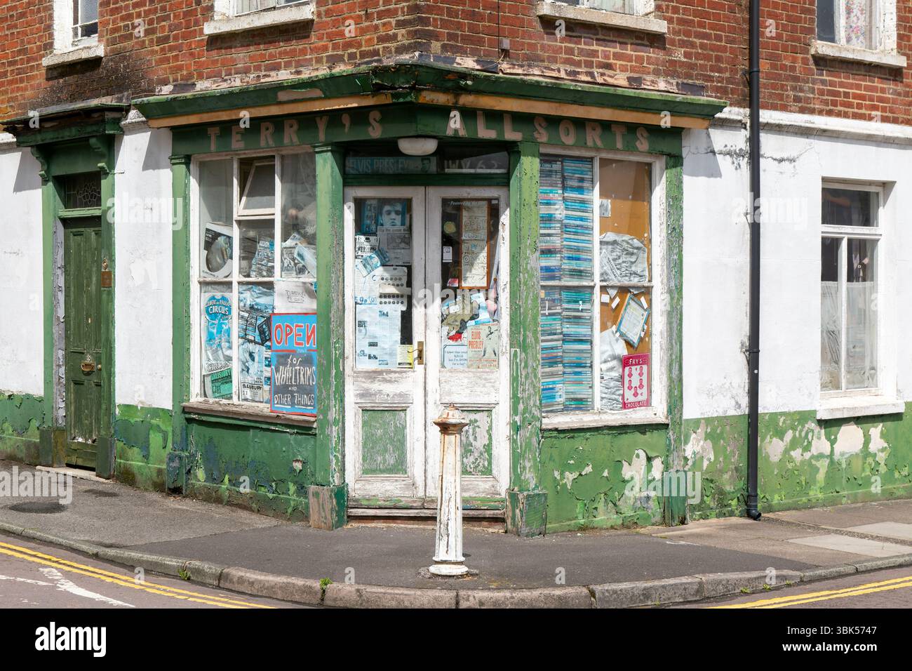 Terry's Allsorts eccentrici negozi all'angolo, Dews Road, Salisbury, Wiltshire, Inghilterra, REGNO UNITO Foto Stock