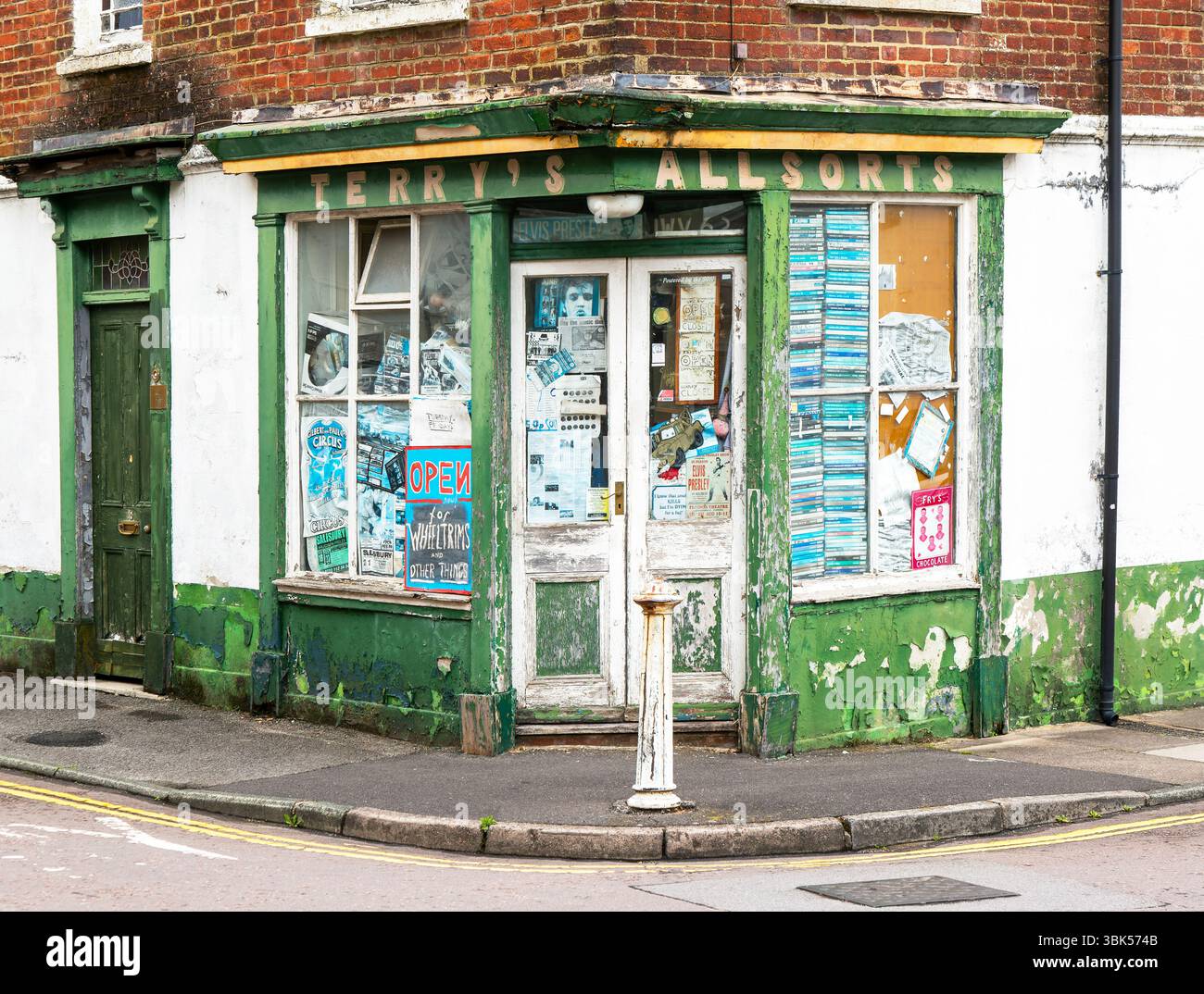Terry's Allsorts eccentrici negozi all'angolo, Dews Road, Salisbury, Wiltshire, Inghilterra, REGNO UNITO Foto Stock