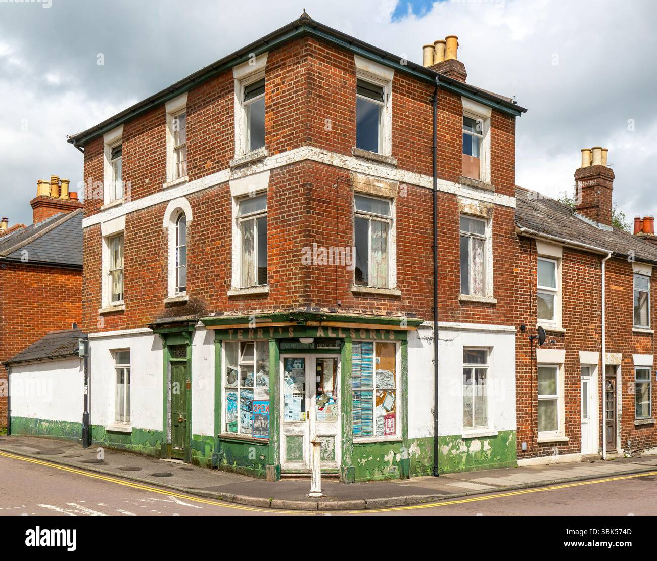 Terry's Allsorts eccentrici negozi all'angolo, Dews Road, Salisbury, Wiltshire, Inghilterra, REGNO UNITO Foto Stock