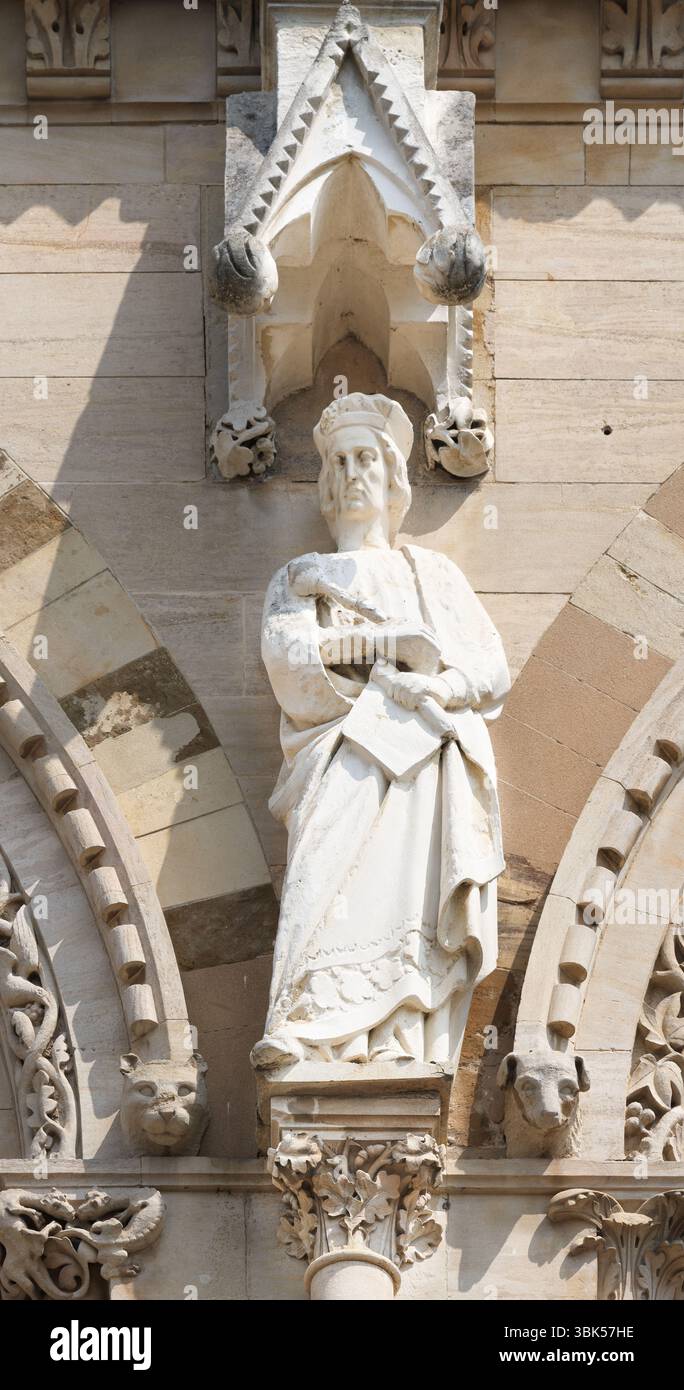 Re Enrico VII (che istituì un consiglio comunale a Northampton nel 1489), statua sulla parete esterna della Guildhall, Northampton, Inghilterra. Foto Stock