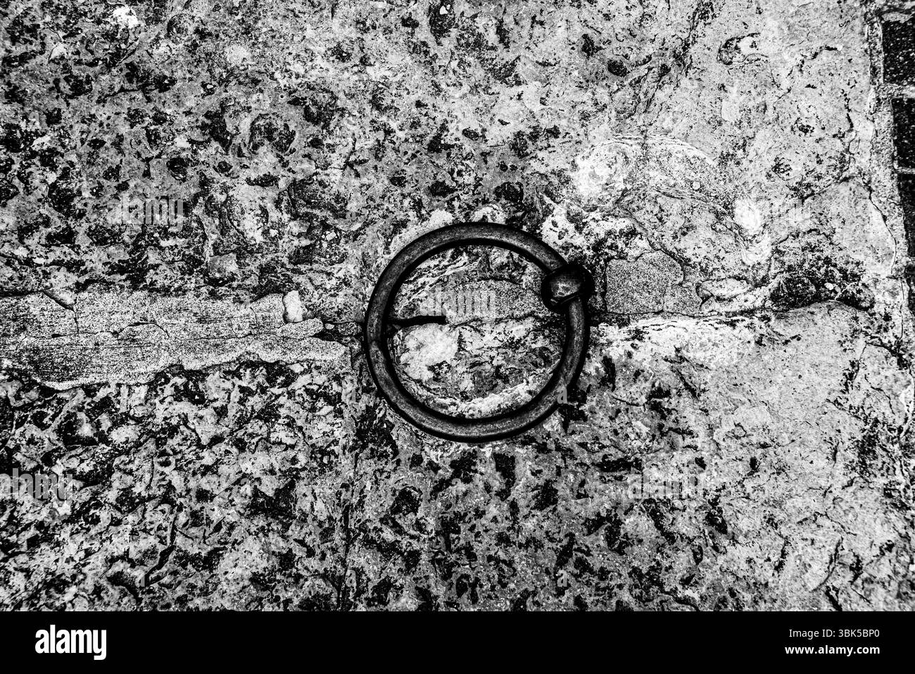Antico anello di ferro saldamente ancorato al molo di pietra di Riva del Garda, Trento, Italia Foto Stock