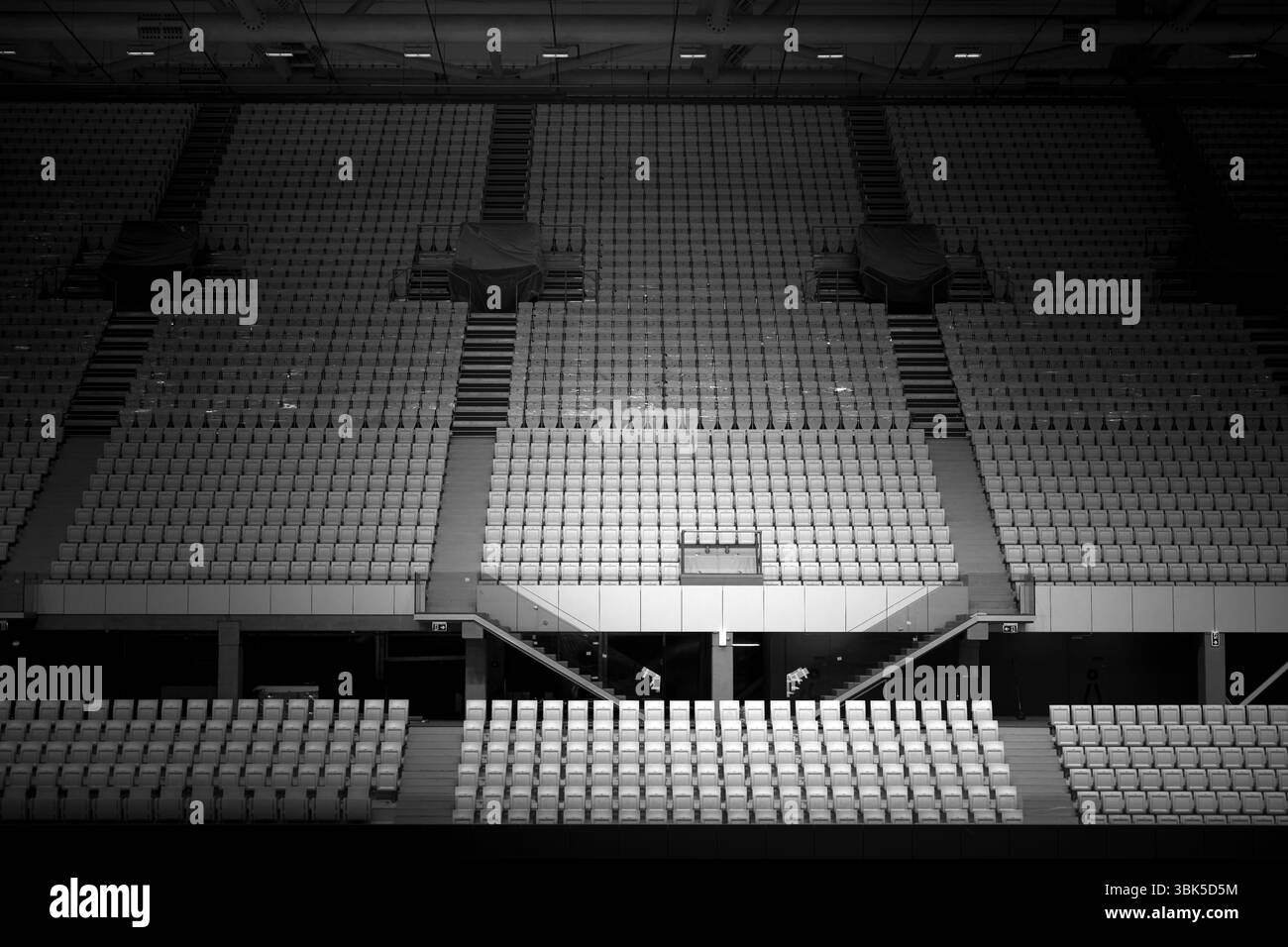 Sedili bianchi nel grande stadio come sfondo Foto Stock