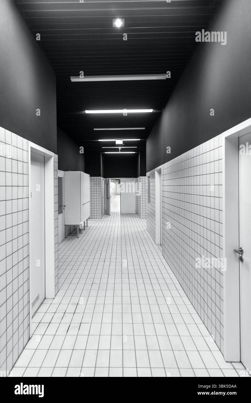 Black and White empty corridor angle shot Foto Stock