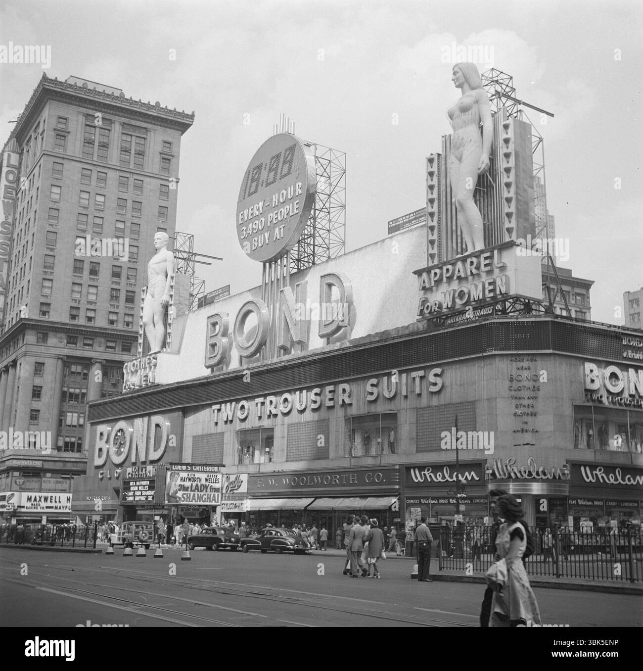 Bond Clothing Store a Times Square, guardando verso Broadway. Fotografia d'archivio di scene di strada di New York City, Stati Uniti. Foto di Willem van de poll, 1948 Foto Stock