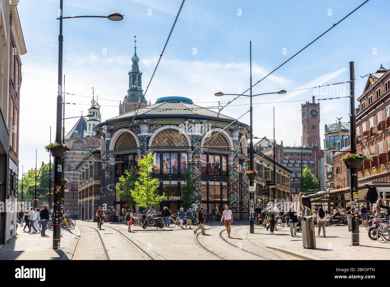Lo Snoeptrommel (o Koektrommel) è un edificio commerciale a l'Aia, nei Paesi Bassi, costruito nel 1998 e sede del negozio di abbigliamento Sting. Foto Stock