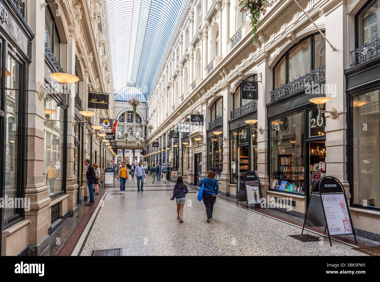 La gente passeggia nella galleria Buitenhof del Passage, una galleria di negozi con tetto in vetro costruita nel 1885 a l'Aia, nei Paesi Bassi. Foto Stock