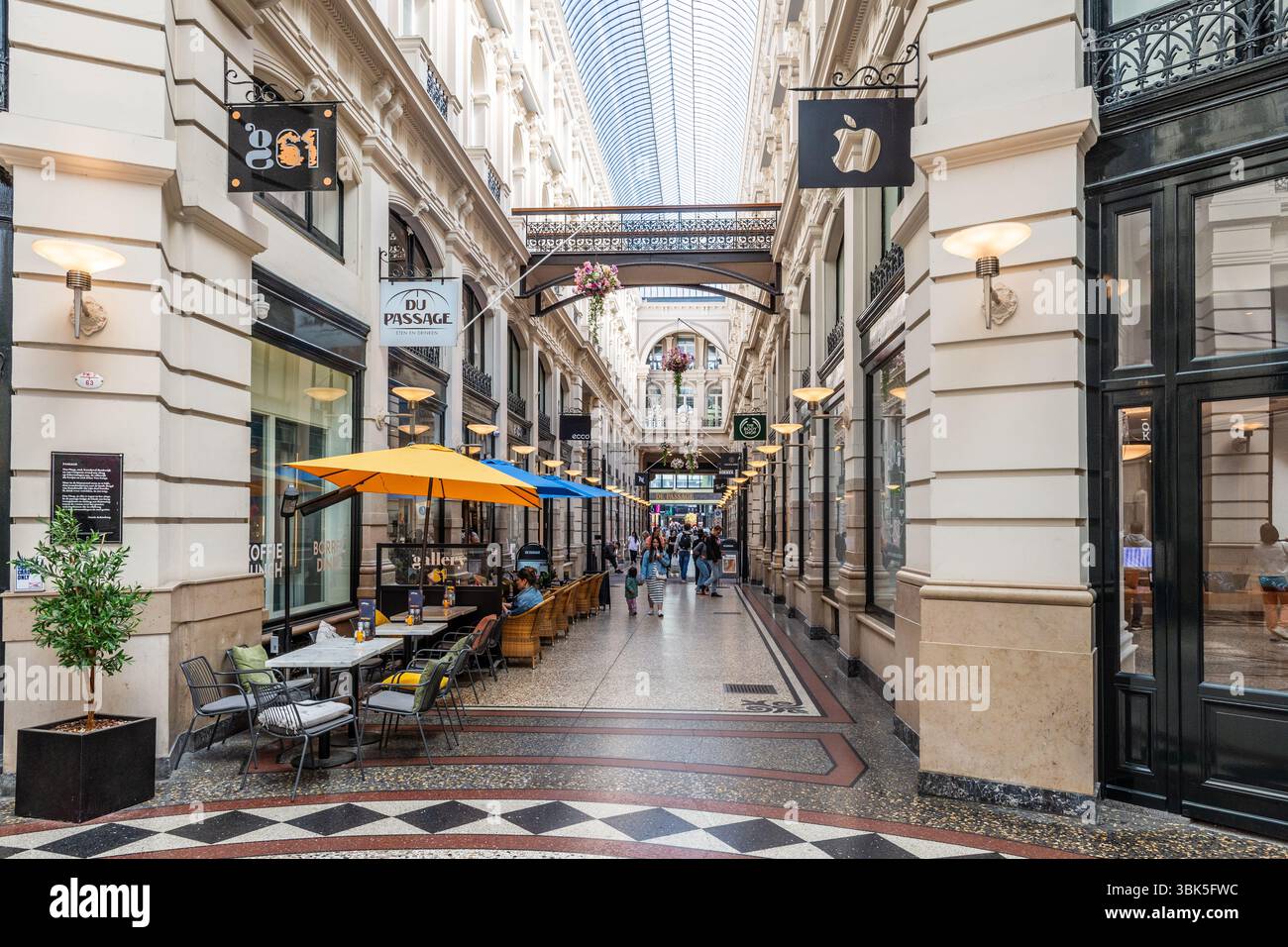 La gente passeggia nella galleria Spuistraat del passaggio, una galleria di negozi con tetto in vetro costruita nel 1885 a l'Aia, nei Paesi Bassi. Foto Stock