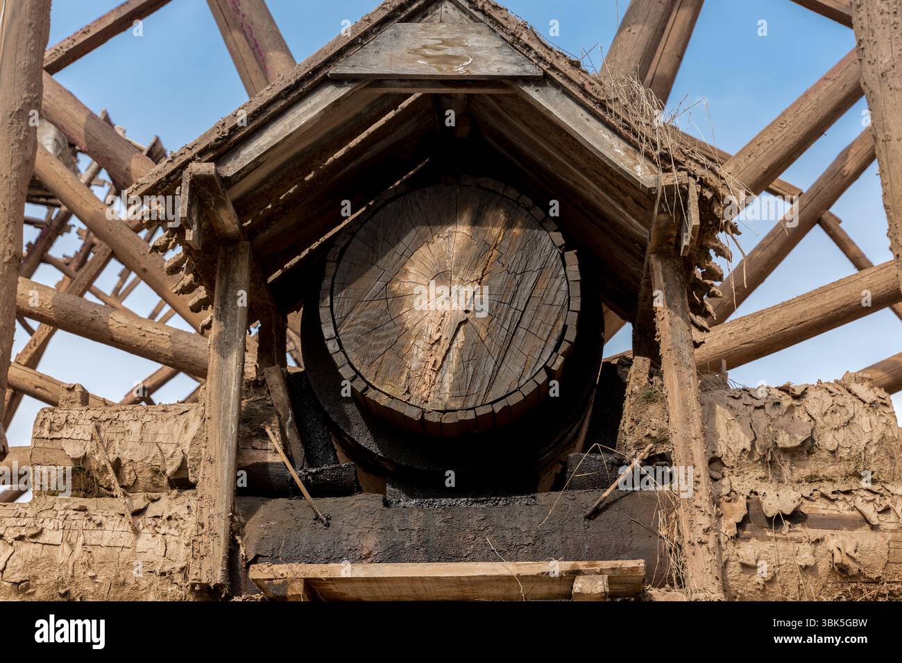 Foto ravvicinata della costruzione in legno astratto sotto il cielo blu Foto Stock