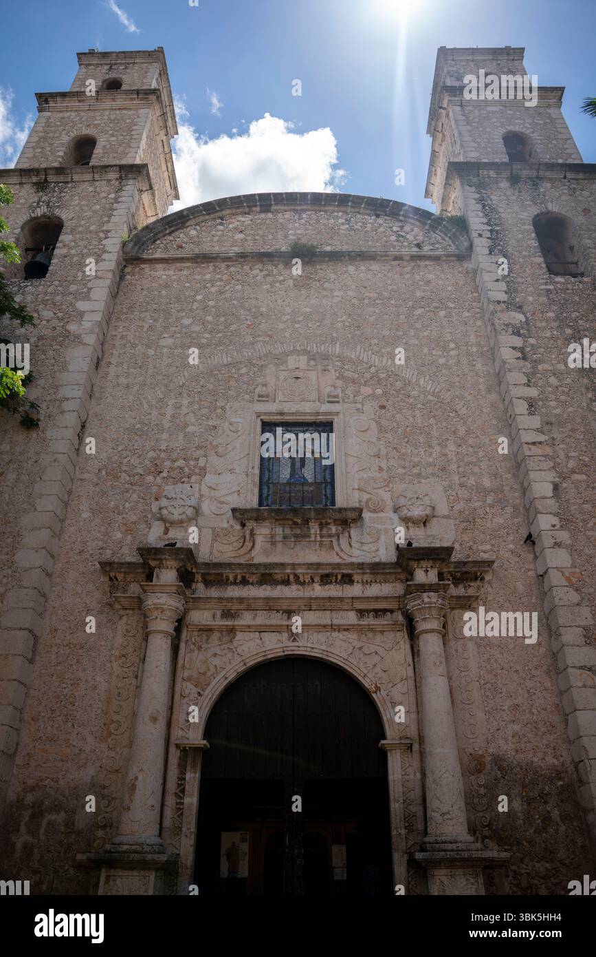 Campanile della Chiesa di Gesù con cupola rotonda e muratura in pietra in Messico, penisola dello Yucatan, Merida Hidalgo Park. Foto Stock