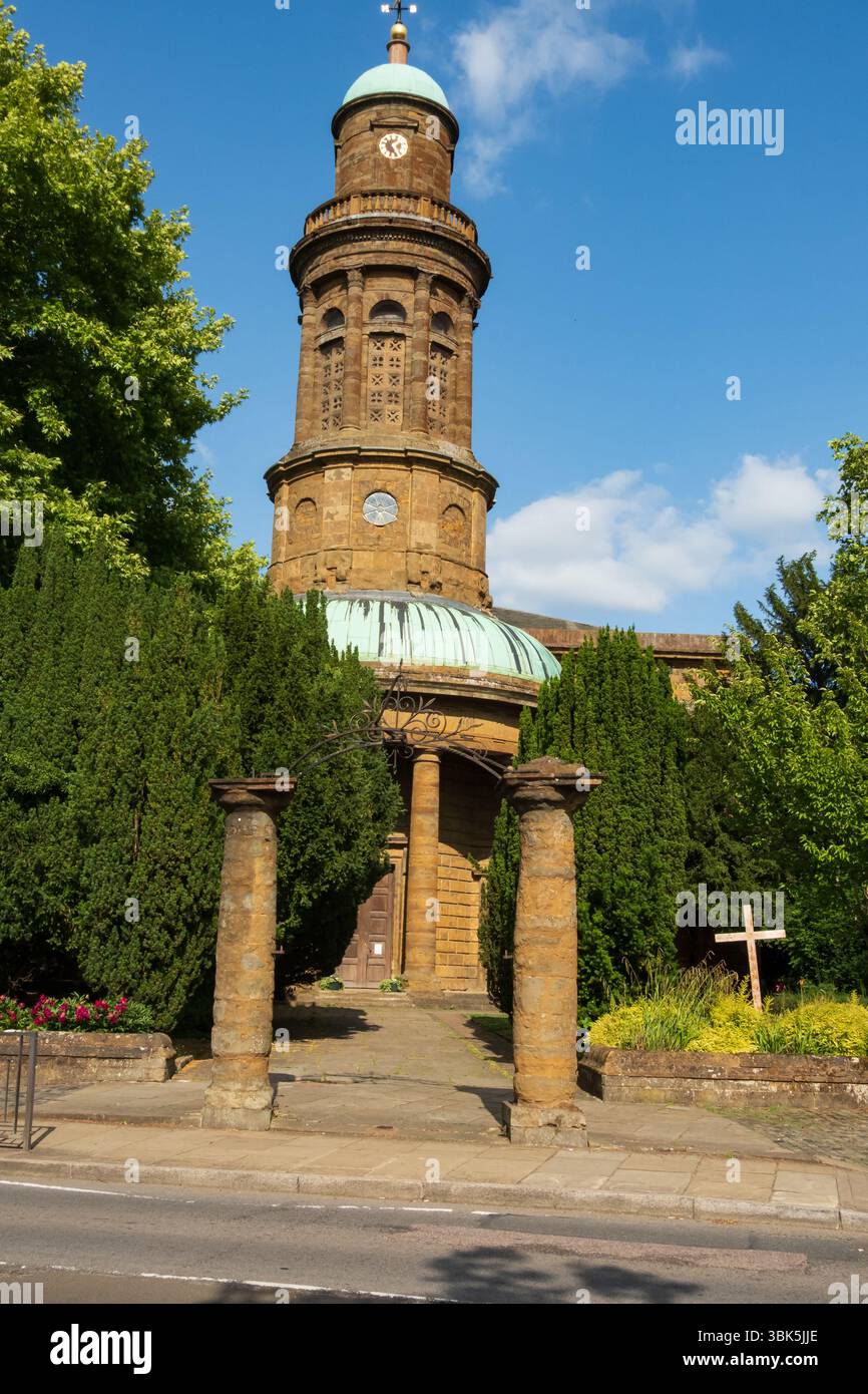Chiesa parrocchiale di St Marys con guglia a torre rotonda. Progettato da Samuel Pepys Cockerell e aggiornato da Charles Robert Cockerell.Banbury, Oxfordshire, Engla Foto Stock