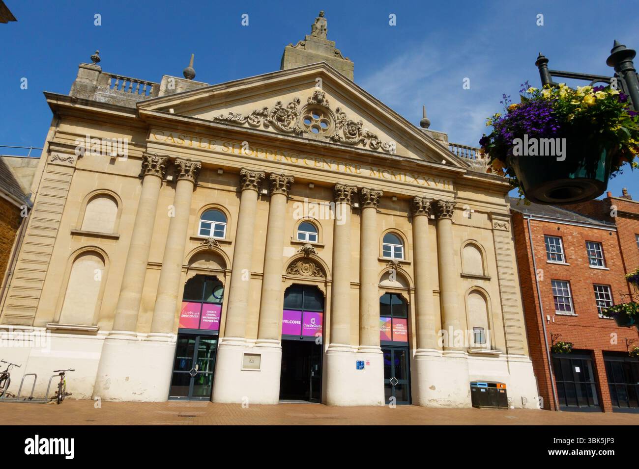 Grande ingresso al centro commerciale Castle Quay, Market Place, Banbury, Oxfordshire, Inghilterra Foto Stock