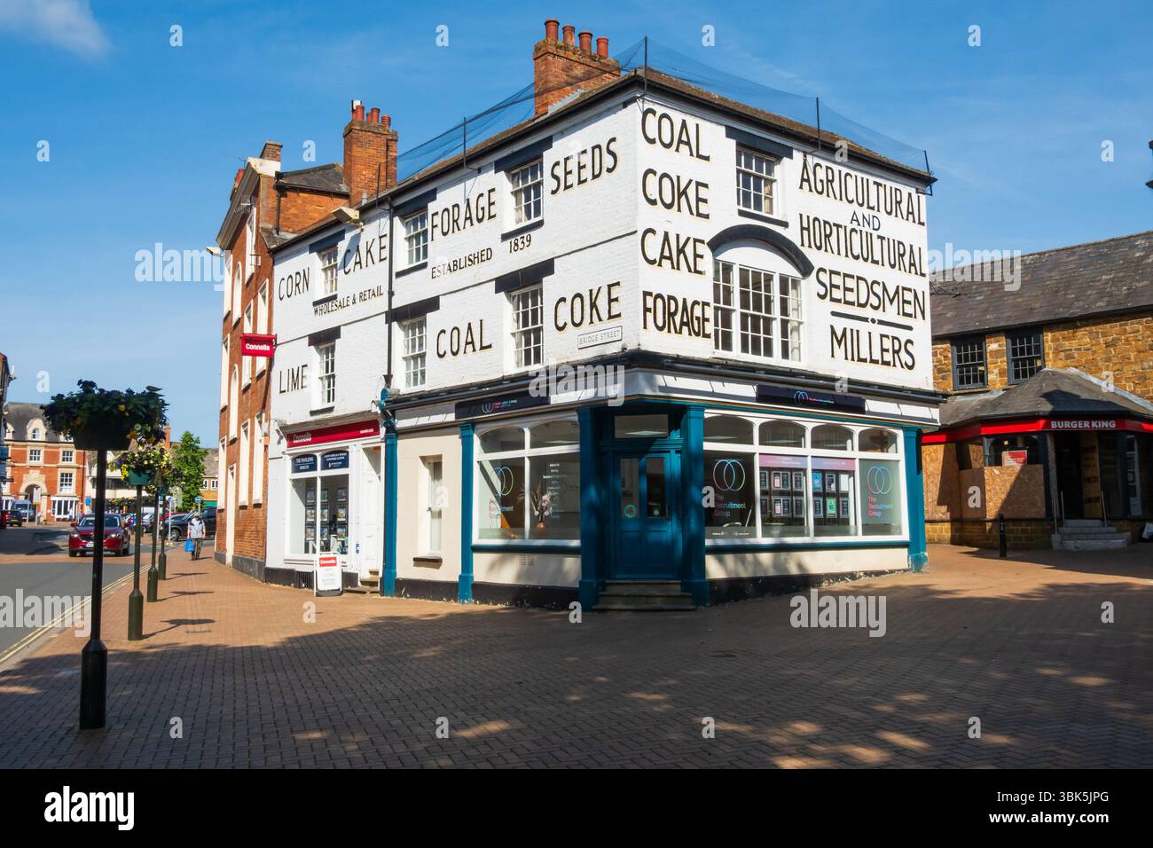 Pubblicità dipinta, commercianti di semi, lampres, negozio di mais dal 1839. Bridge Street, Banbury, Oxfordshire, Inghilterra Foto Stock