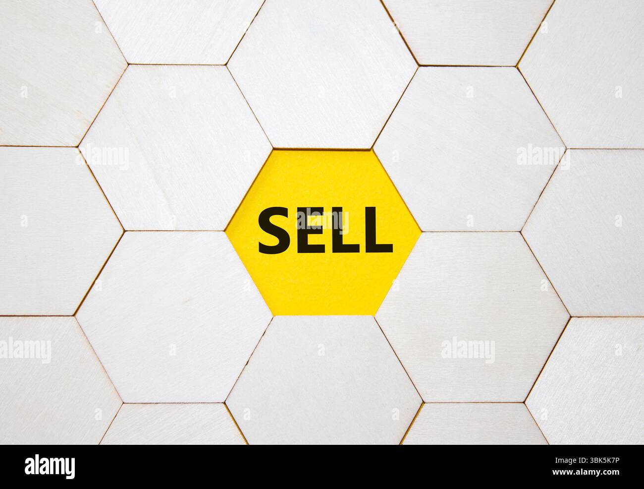 Simbolo di vendita. Concept Word sell su puzzle in legno. Bellissimo sfondo giallo. Concetto di business e vendita. Copia spazio. Foto Stock
