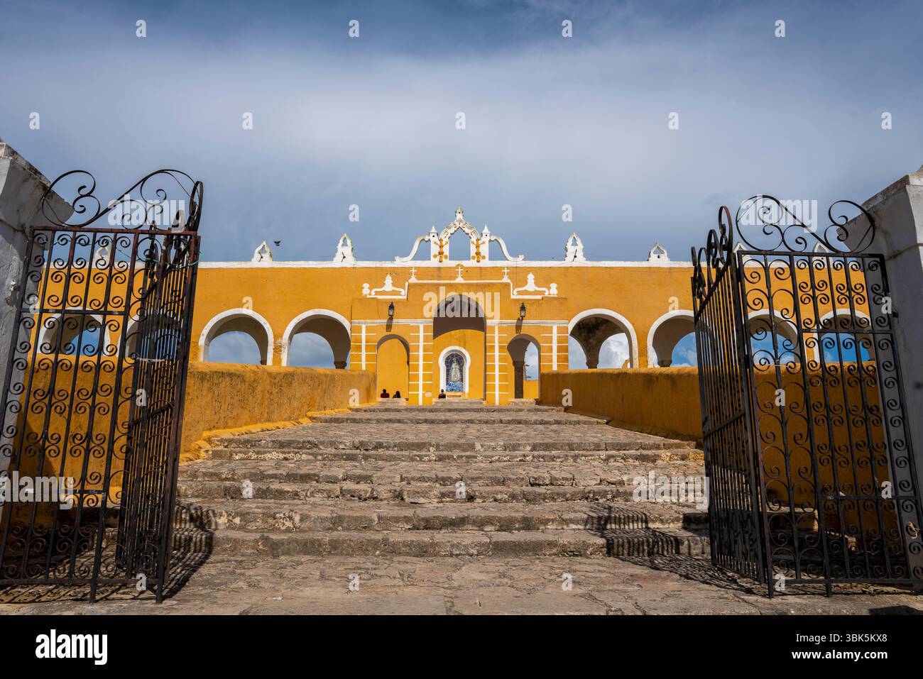 Facciata gialla del Convento di San Antonio de Padova con porte in ferro e architettura coloniale in Messico, penisola dello Yucatan, Izamal. Foto Stock