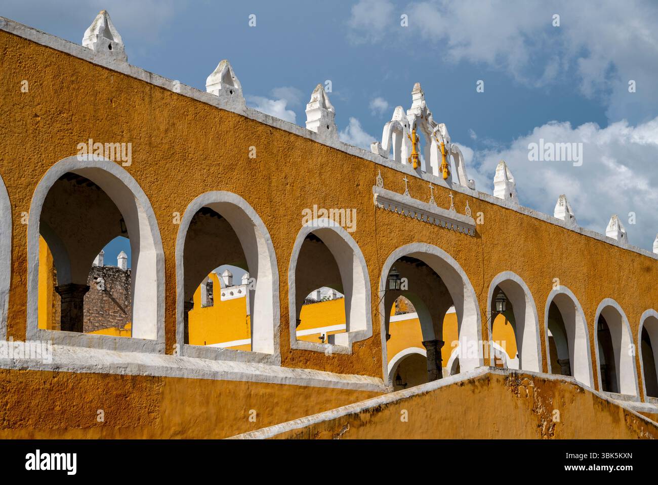 Convent San Antonio de Padova gallerie ad arco gialle con colonne bianche e architettura barocca in Messico, penisola dello Yucatan, Izamal. Foto Stock