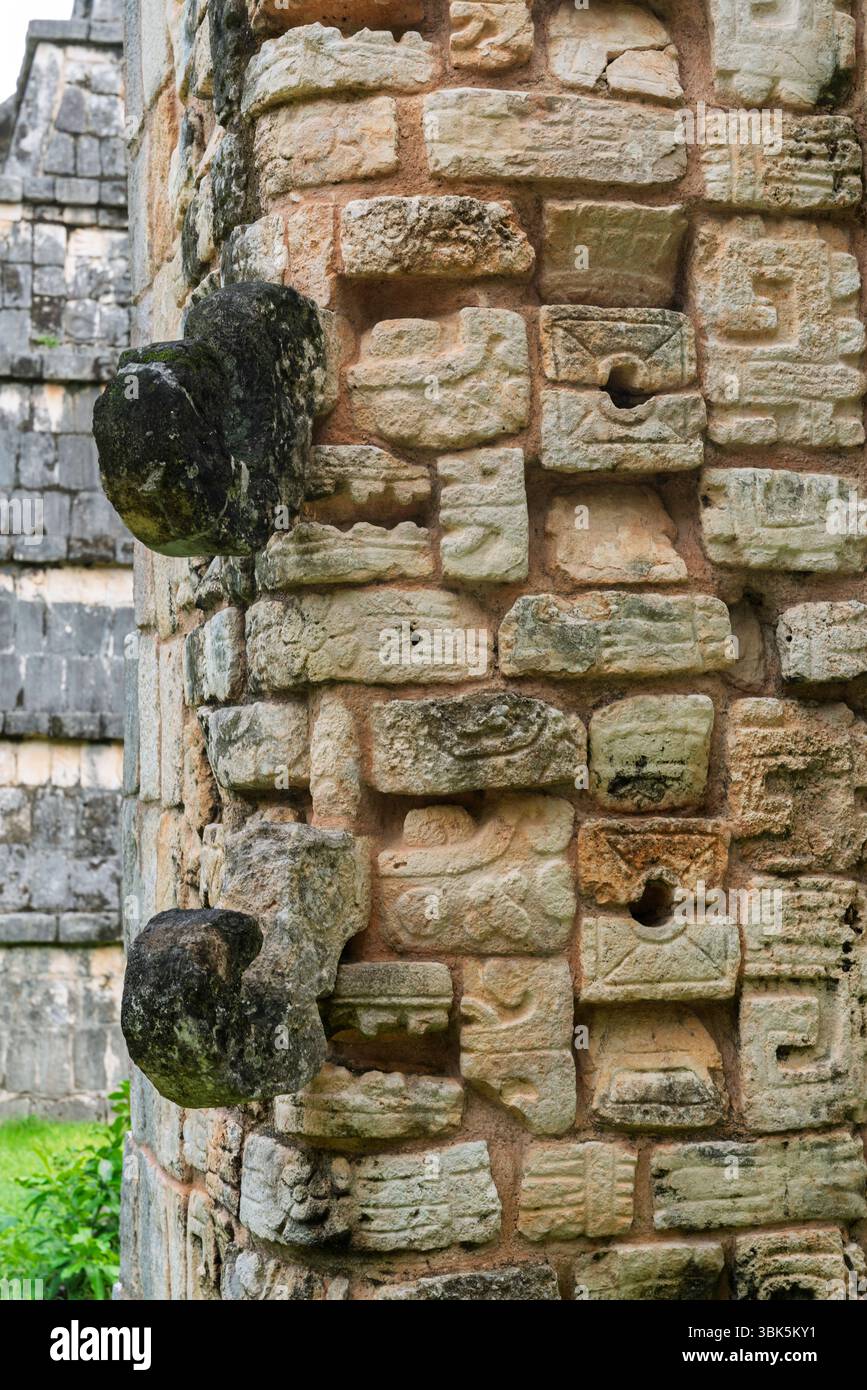 Antica parete in pietra Maya con blocchi di pietra calcarea intemprati e costruzione in muratura in Messico, penisola dello Yucatan, Chichen Itza. Foto Stock