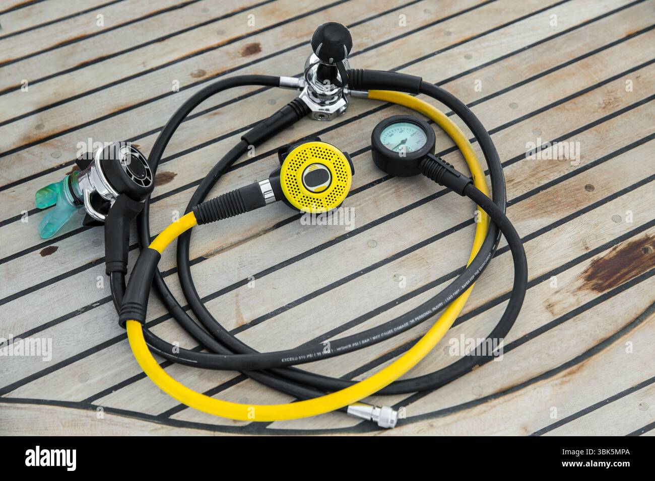 Regolatori di immersioni e il boccaglio sul pianale barca closeup Foto Stock