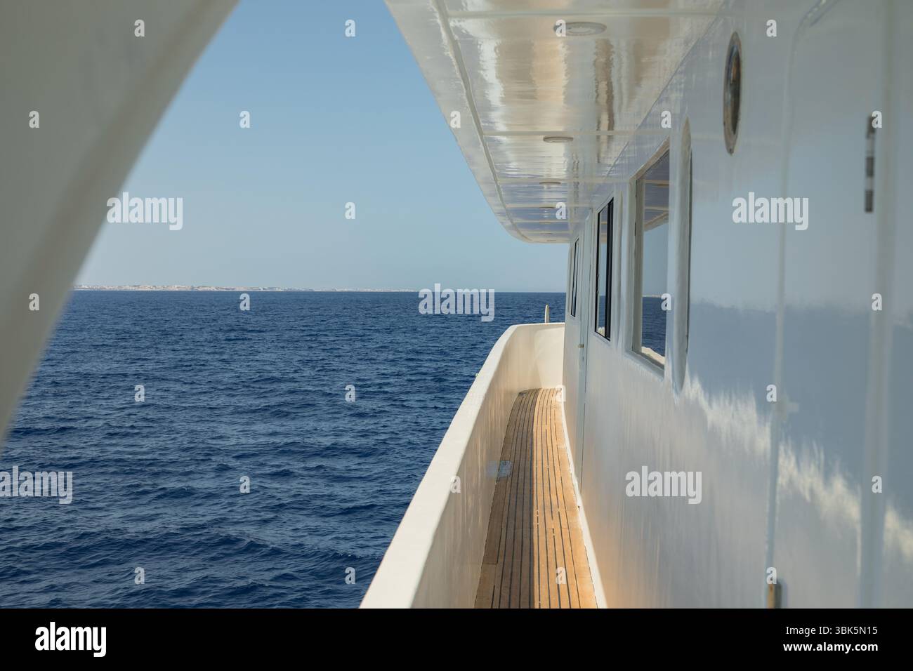Corridoio di yacht di lusso con vista oceano e horizon Foto Stock