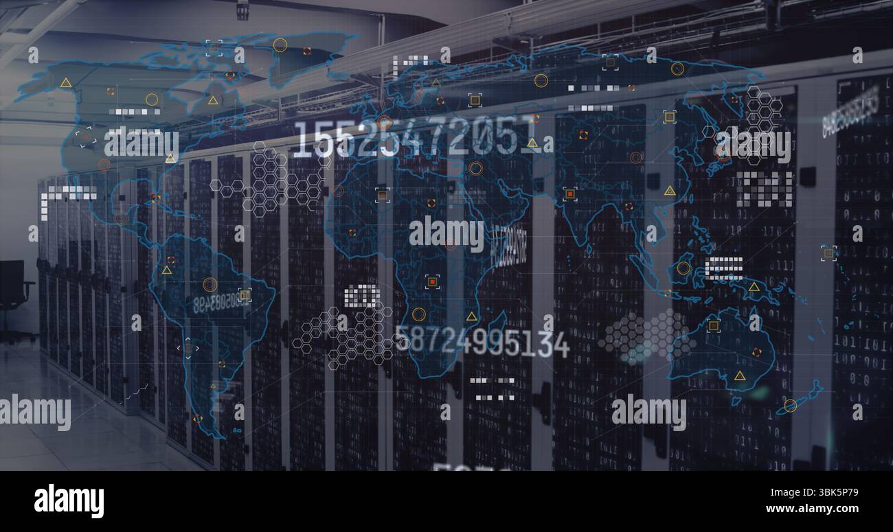 Visualizzazione della mappa del mondo digitale sovrapposta ai rack server nel data center, con tema di dati numerici Foto Stock