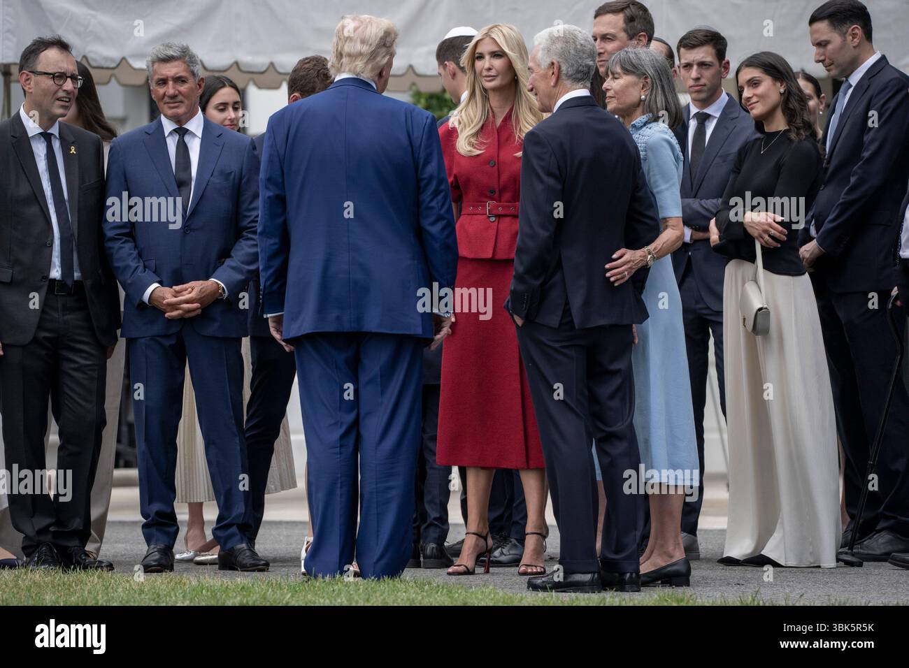 Washington, Stati Uniti. 18 giugno 2025. Il presidente degli Stati Uniti Donald Trump parla con Ivanka Trump e Charles Kushner, giusto, recentemente nominato Ambasciatore degli Stati Uniti in Francia, a seguito dell'innalzamento di una bandiera americana sul South Lawn alla Casa Bianca di Washington, DC, mercoledì 18 giugno 2025. Foto di Ken Cedeno/UPI credito: UPI/Alamy Live News Foto Stock