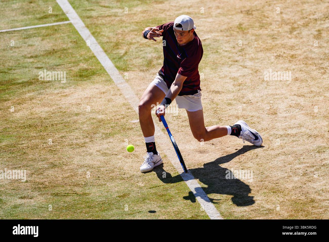 LONDRA, REGNO UNITO 18 giugno: Jack Draper (GBE) in azione contro Alexei Papyrin (AUS) durante l'ATP 500 il giorno 8 dei Campionati HSBC 2025 al Queen's Club mercoledì 18 giugno 2025 a LONDRA, REGNO UNITO. Crediti: Taka Wu/Alamy Live News Foto Stock