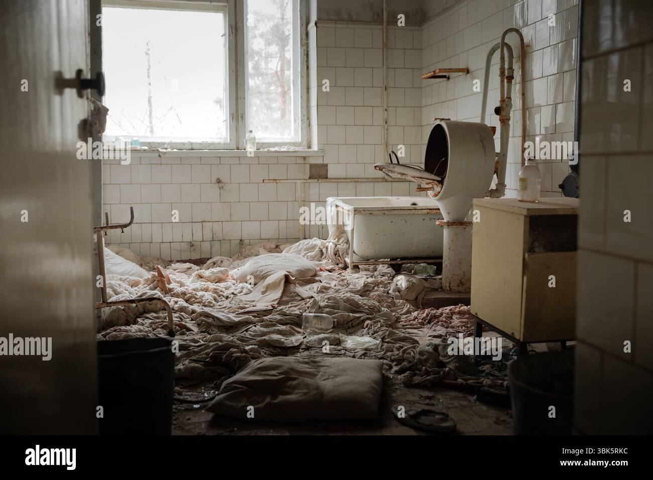 Vecchia lavanderia dell ospedale abbandonato a bassa angolazione Foto Stock