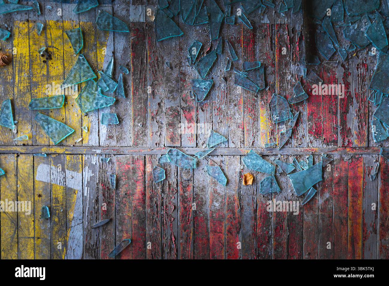 Il vetro rotto su pavimento di legno come texture di sfondo closeup Foto Stock
