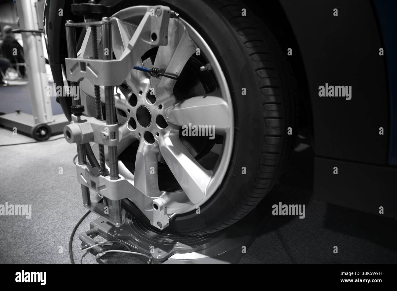 Equilibratura dei pneumatici di auto moderna officina in primo piano Foto Stock