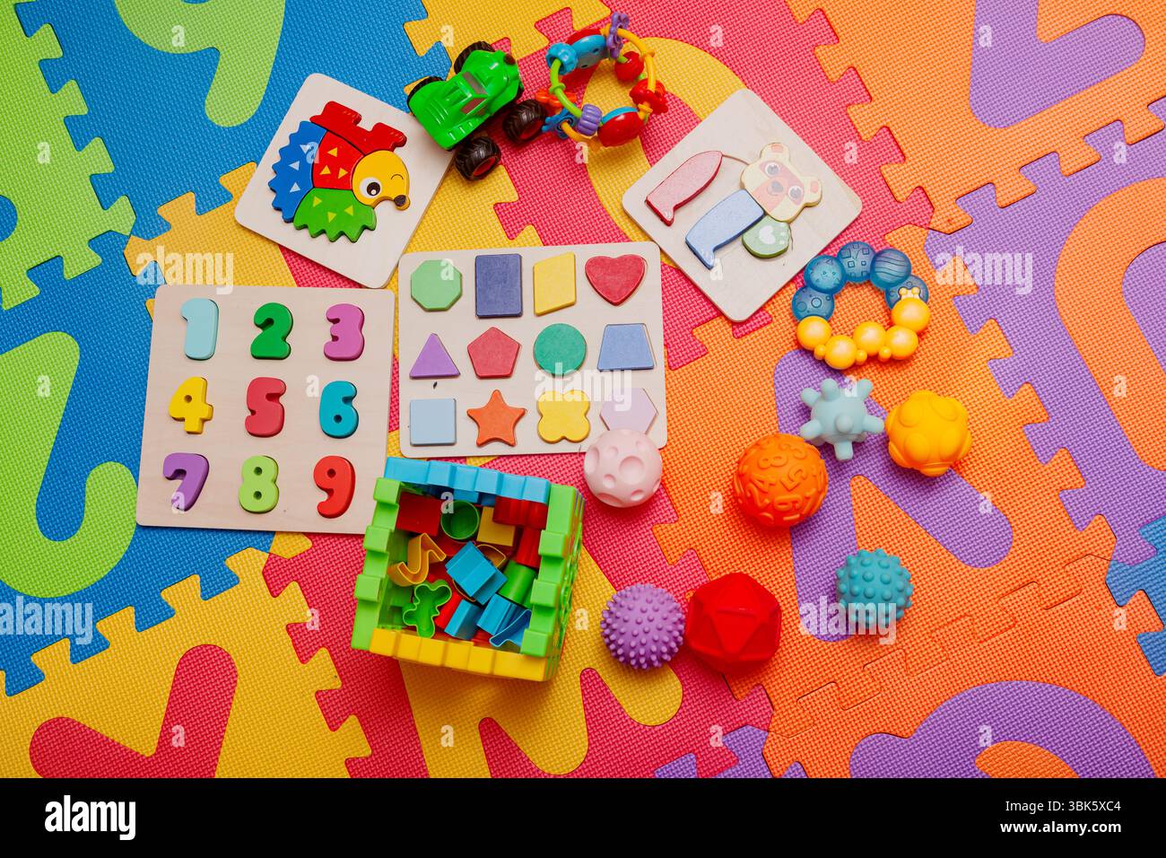 Giocattoli educativi per bambini su un tappetino da gioco. Foto Stock