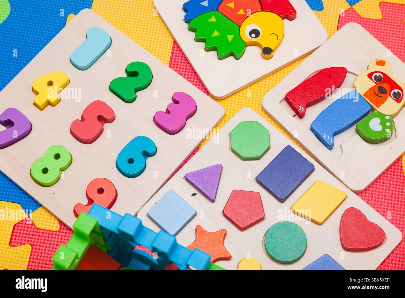 Giocattoli educativi per bambini su un tappetino da gioco. Foto Stock