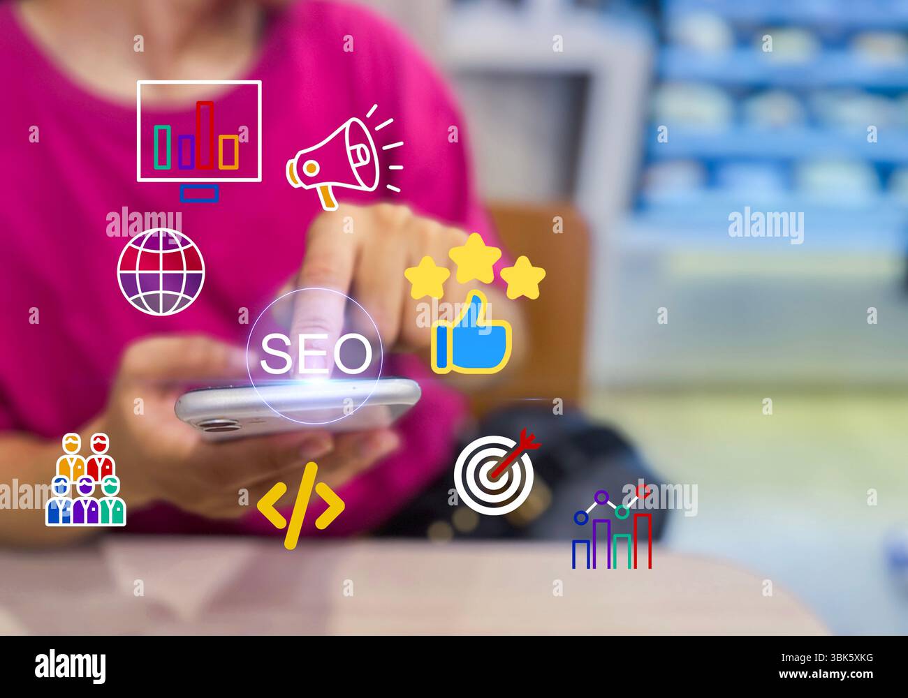 Una giovane donna che utilizza uno smartphone con icone di marketing digitale sovrapposte, tra cui SEO, analisi, social media, codifica, e targeting, simboleggiando onl Foto Stock