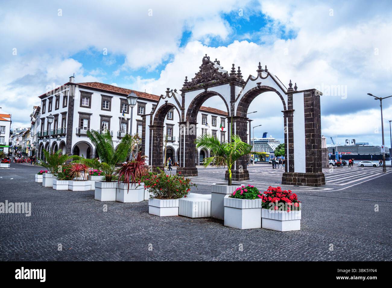 Ponta Delgada, isola di São Miguel, Azzorre - 27 aprile 2025: Ampia vista della famosa architettura di Portas da Cidade e delle case tradizionali su un luminoso da Foto Stock