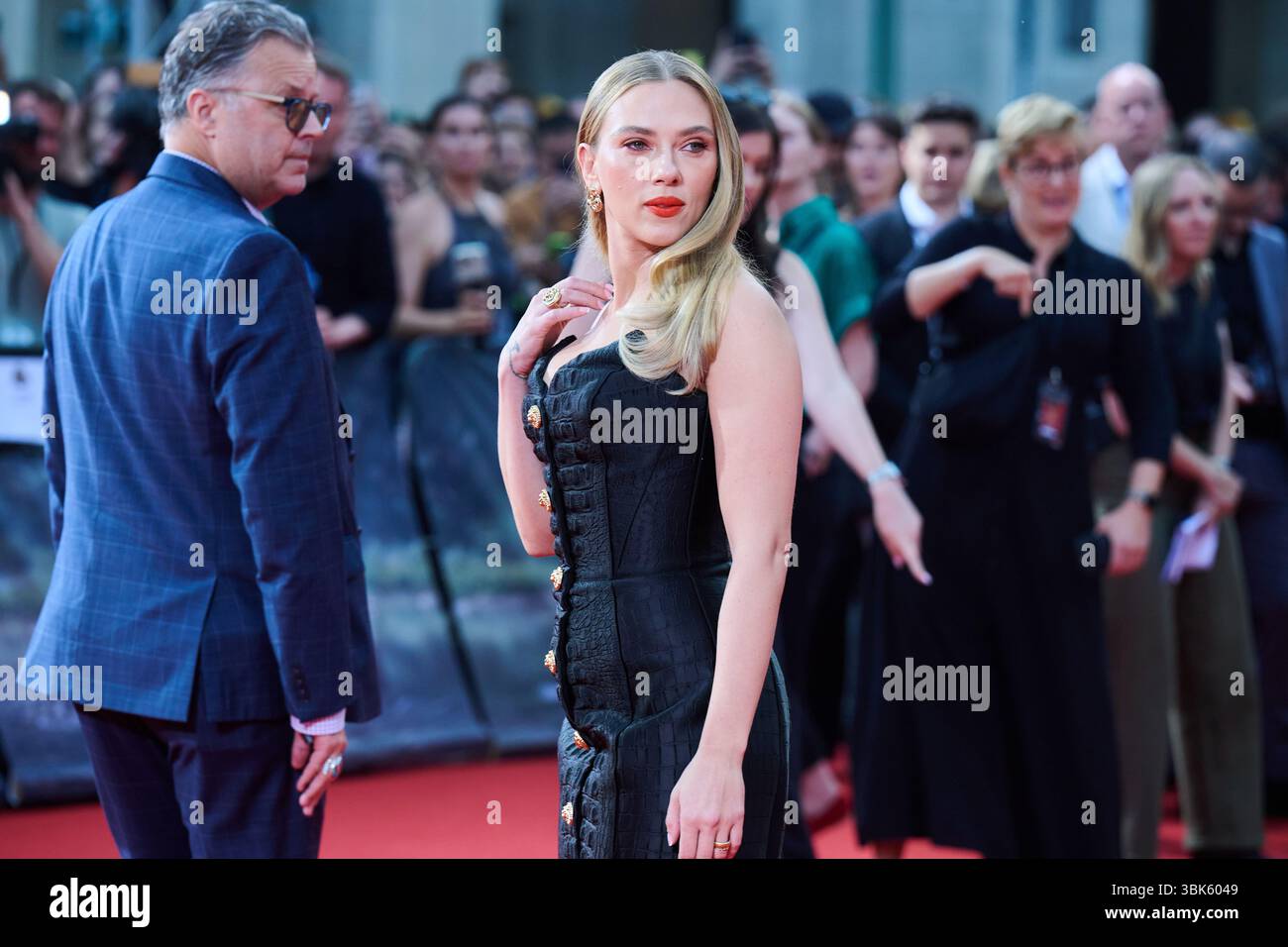 Berlino, Germania. 18 giugno 2025. Scarlett Johansson partecipa alla prima tedesca del film "Jurassic World: Rebirth" allo Zoo Palast. Credito: Annette Riedl/dpa/Alamy Live News Foto Stock