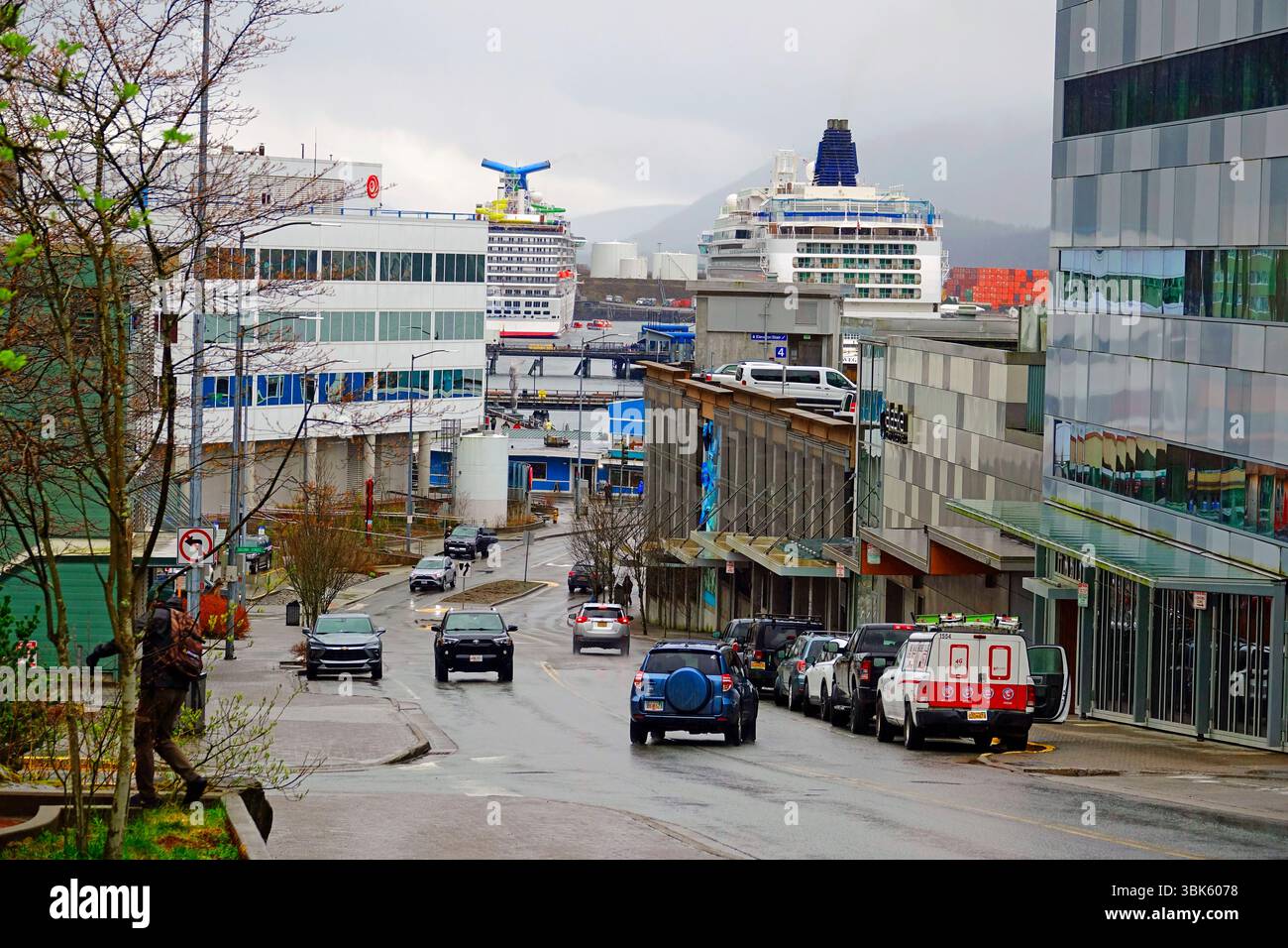 Carnival Spirit e Norwegian Jade attraccate a Juneau, capitale dello stato dell'Alaska, Stati Uniti. Creato nel 05.20.25 Foto Stock