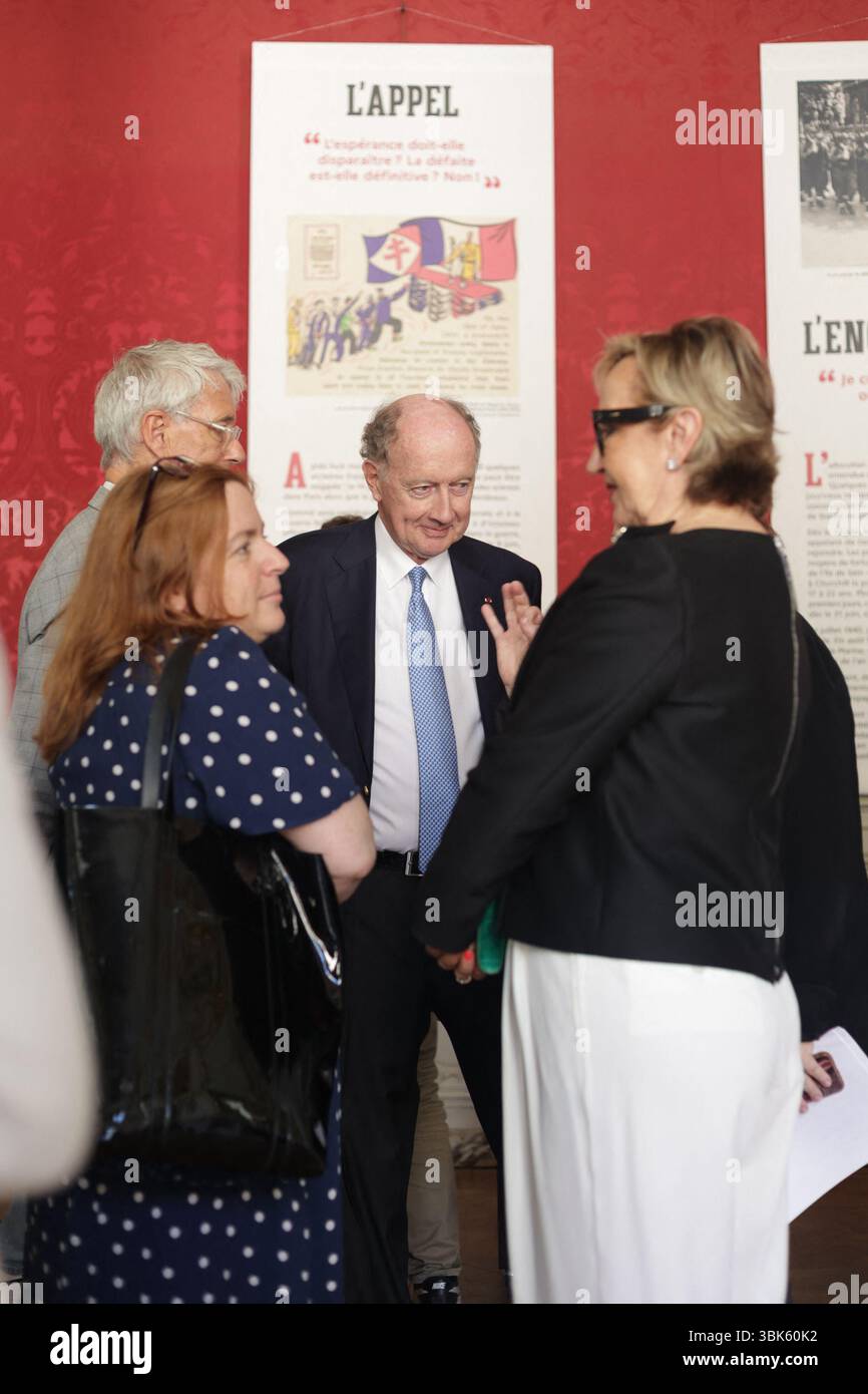 Parigi, Francia. 18 giugno 2025. Yves de Gaulle - Rachida dati, Ministro della Cultura - inaugurazione della presentazione del manoscritto dell'appello del generale de Gaulle del 18 giugno presso l'Archivio Nazionale il 18 giugno 2025 a Parigi, Francia. Foto di Nasser Berzane/ABACAPRESS.COM credito: Abaca Press/Alamy Live News Foto Stock