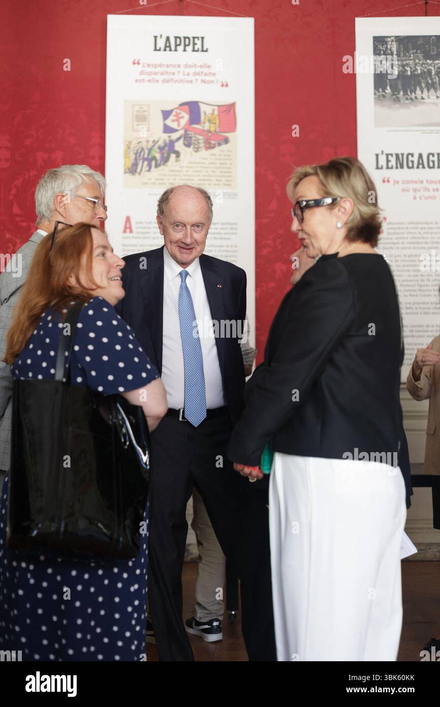 Parigi, Francia. 18 giugno 2025. Yves de Gaulle - Rachida dati, Ministro della Cultura - inaugurazione della presentazione del manoscritto dell'appello del generale de Gaulle del 18 giugno presso l'Archivio Nazionale il 18 giugno 2025 a Parigi, Francia. Foto di Nasser Berzane/ABACAPRESS.COM credito: Abaca Press/Alamy Live News Foto Stock