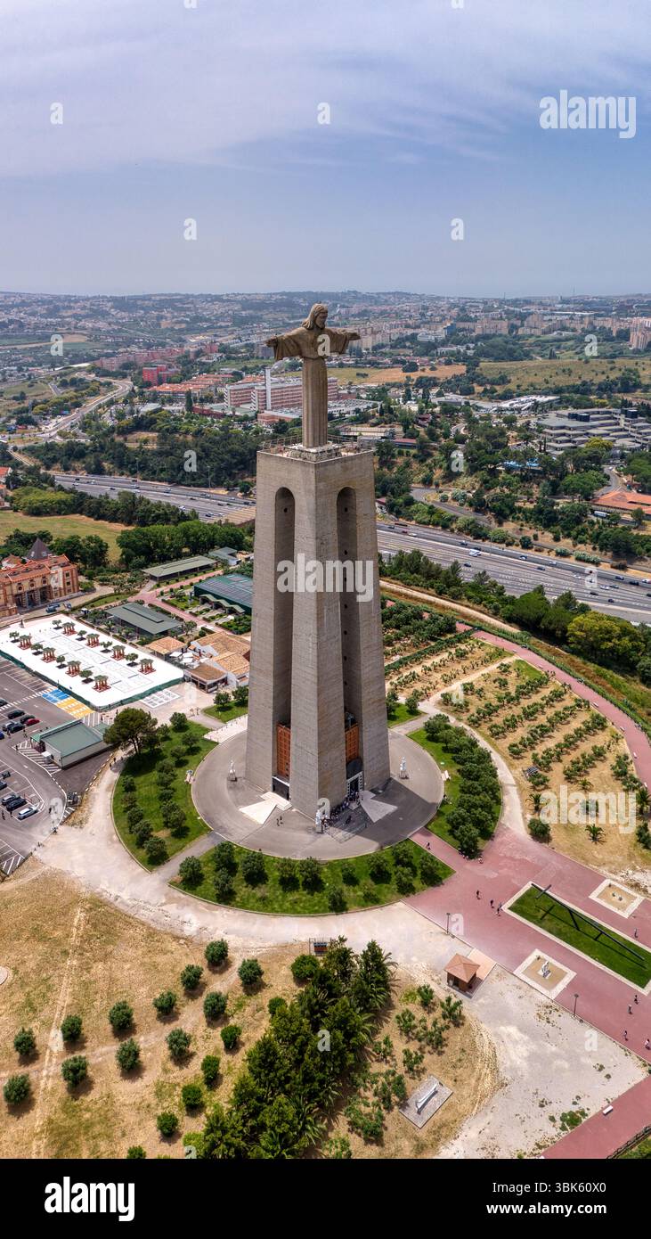 Alto sopra Almada, il Santuario di Cristo Re offre vedute mozzafiato di Lisbona e del fiume Tago, un potente simbolo di fede Foto Stock