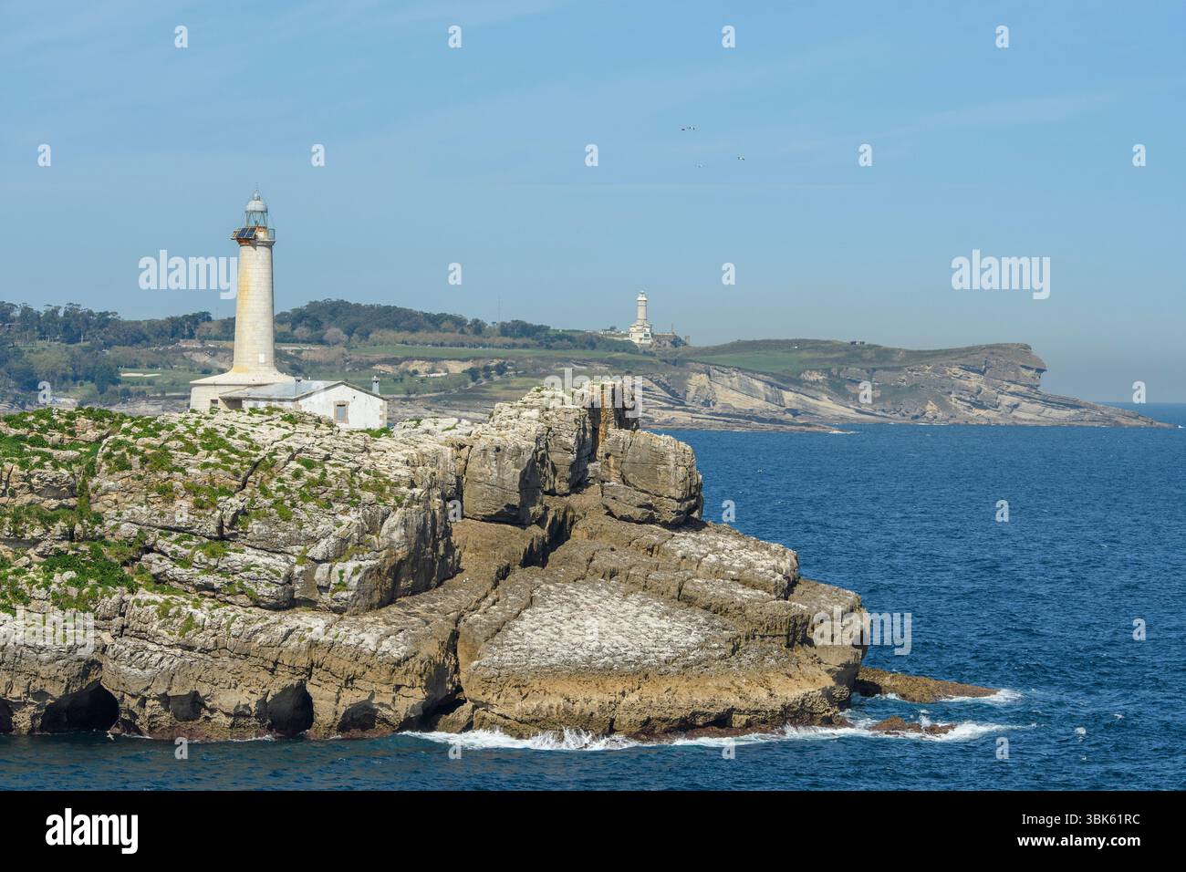 Vista del Faro de la Isla de Mouro in primo piano e del Faro de Cabo Mayor alle spalle. Santander, Cantabria, Spagna., Santander, Cantabria, Spagna. Foto Stock